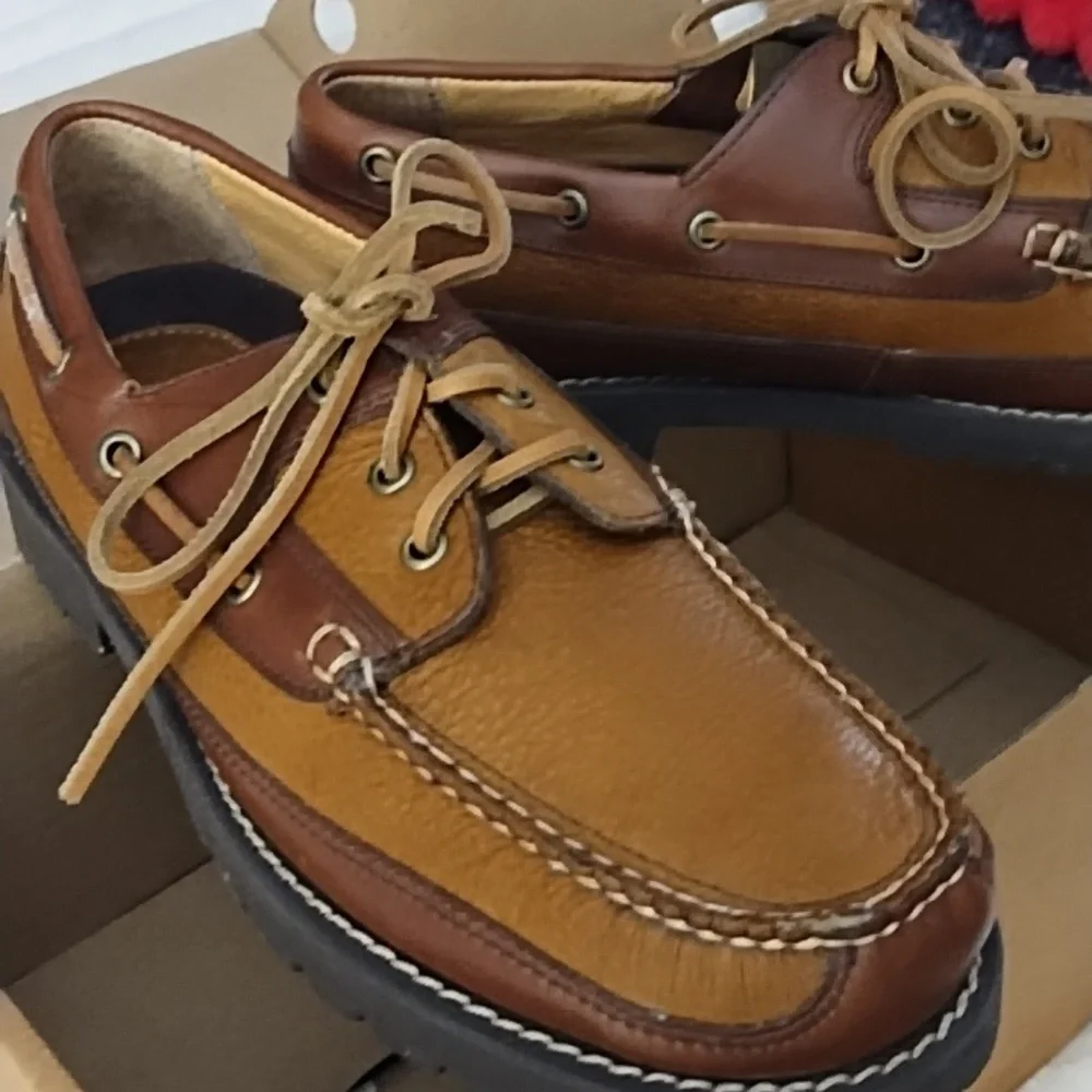 L.L. Bean Tan and Brown Boat Shoes NEW Size 10 - Picture 2 of 2